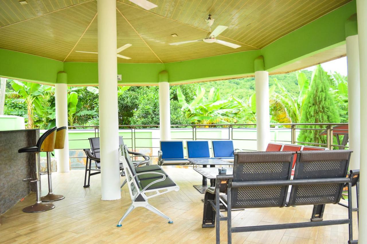 3A'S Guest House Akosombo Buitenkant foto