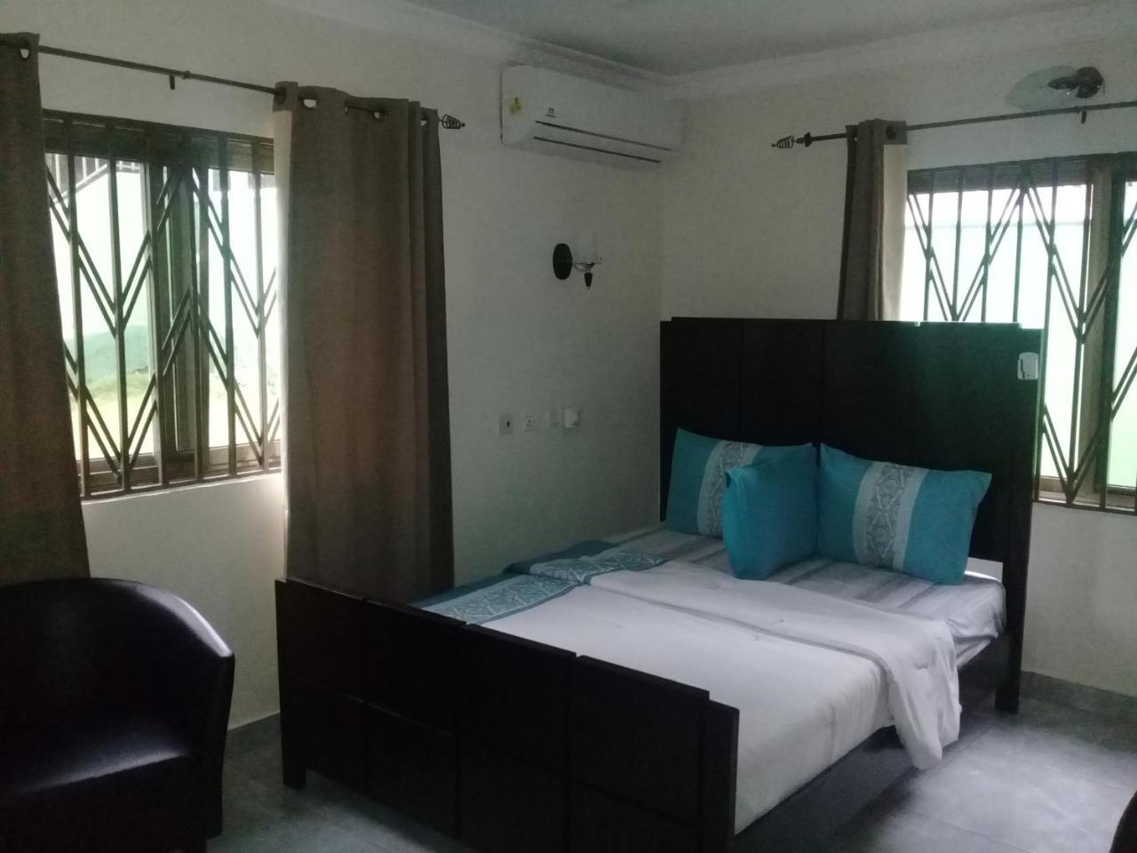 3A'S Guest House Akosombo Buitenkant foto