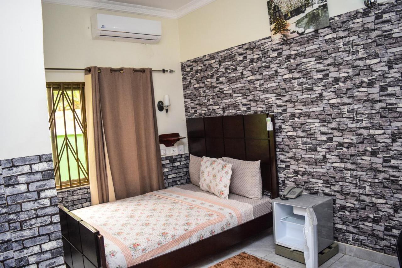 3A'S Guest House Akosombo Buitenkant foto